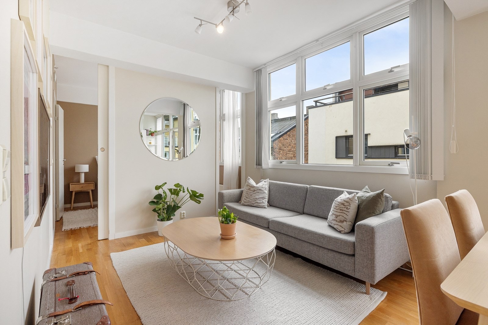 Lys og trivelig stue med plass til sofagruppe, sofabord og underholdningsavdeling. Galleribilde