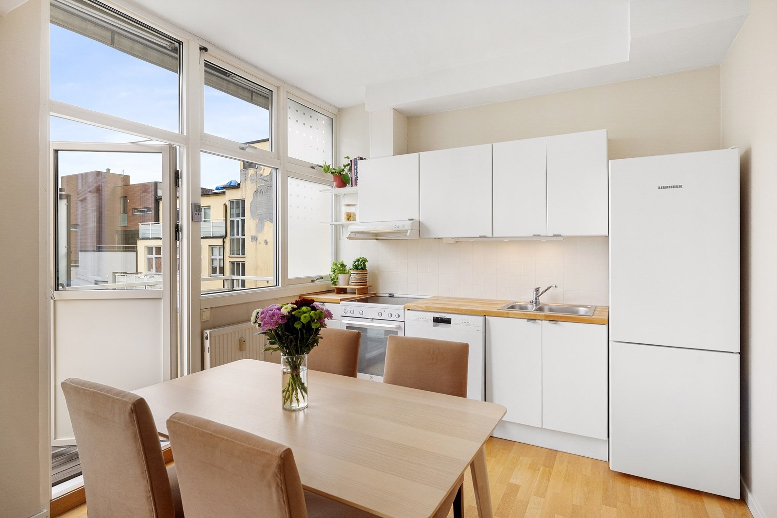 Ved kjøkkenet er det god plass til spisebord. Galleribilde