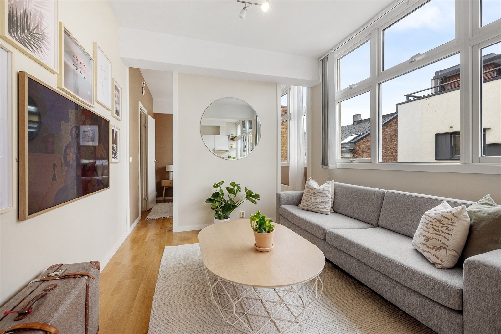 Leiligheten ligger i et bygg som ble gjort om til boliger i 2008, og oppleves velholdt. Hit kan du flytte rett inn! Galleribilde