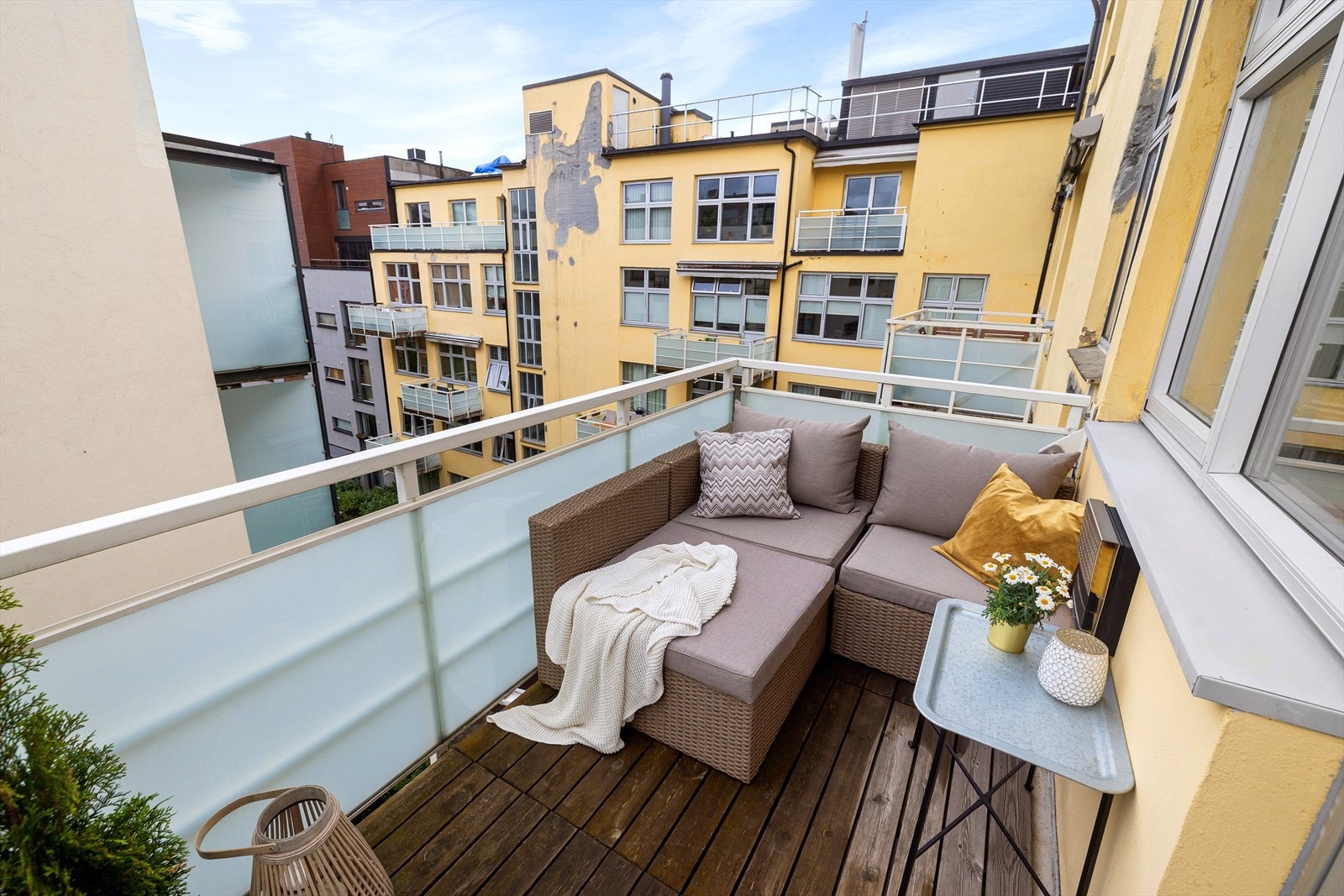 Fra stuen er det utgang til en solrik, sydvendt balkong på ca. 4,7 kvm. Galleribilde