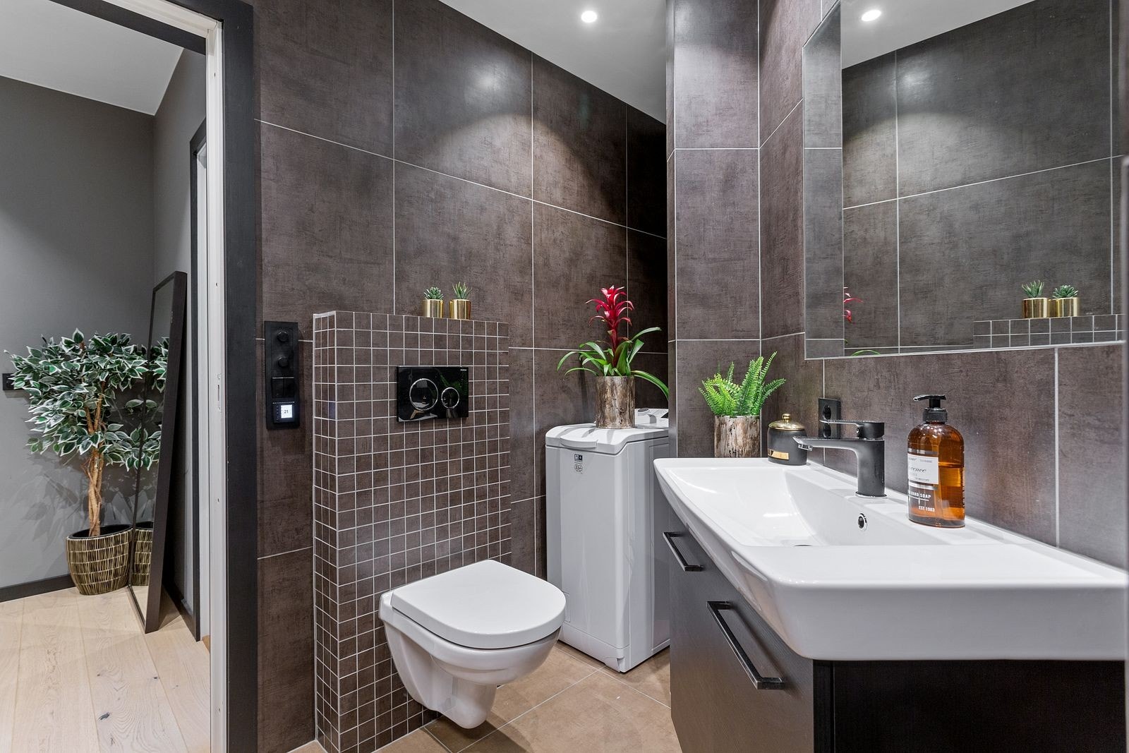 På badet finner du blant annet en dusjnisjé og oppkobling for vaskemaskin. Galleribilde