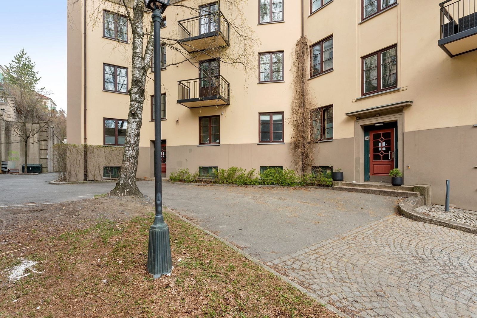 Koselig tilbaketrukket bakgård. Galleribilde