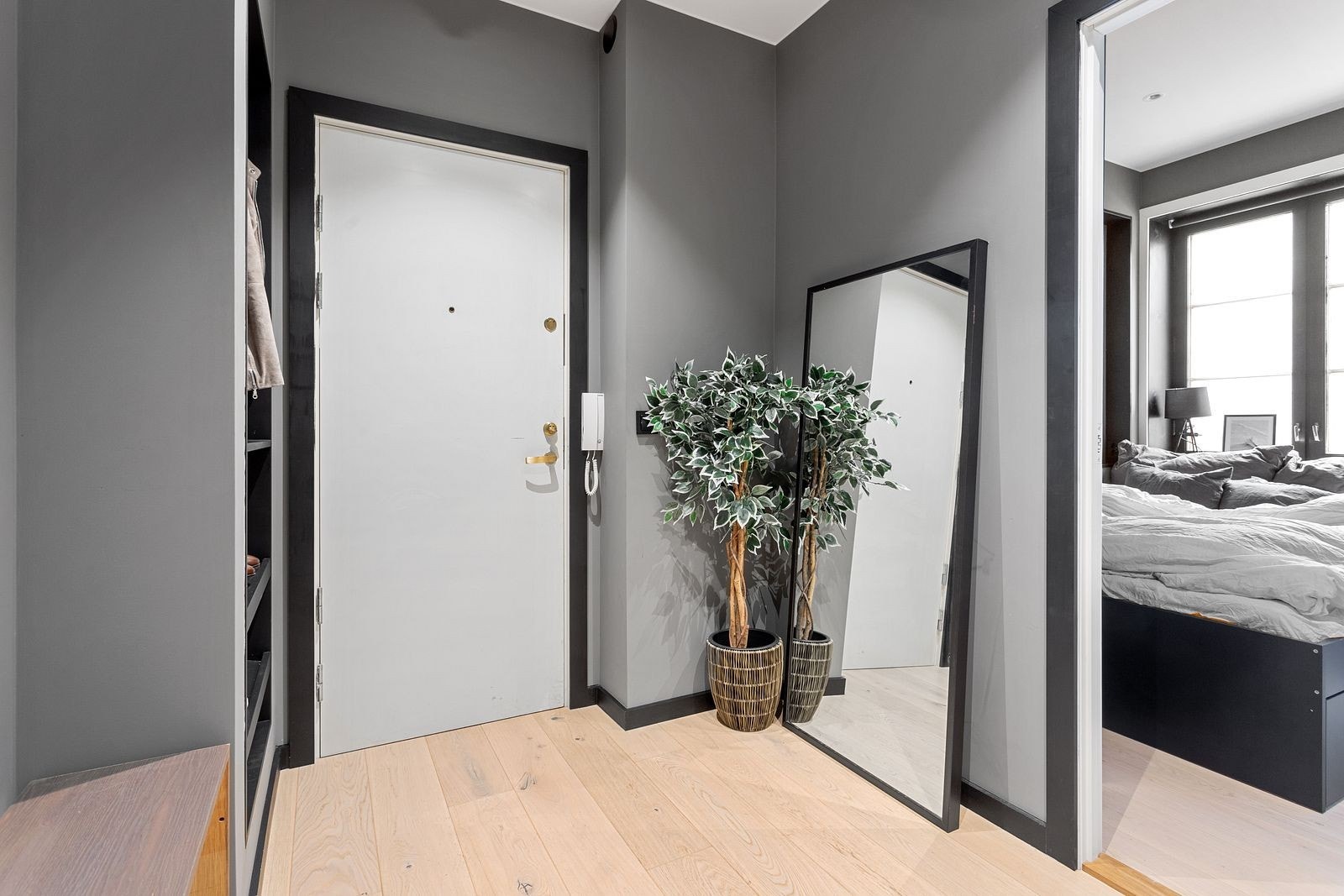 Entré med plassbygd garderobe Galleribilde