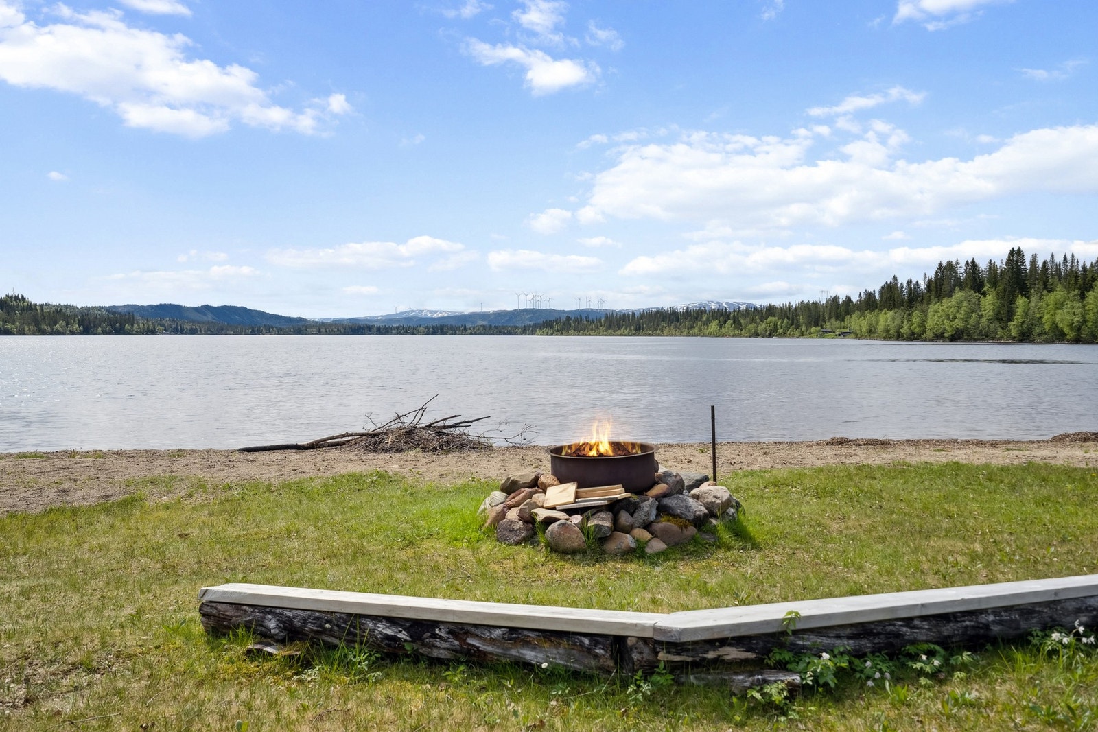 Ved Hersjøen er det flotte fellesområder med badestrand, gapahuk og grillplass. Galleribilde