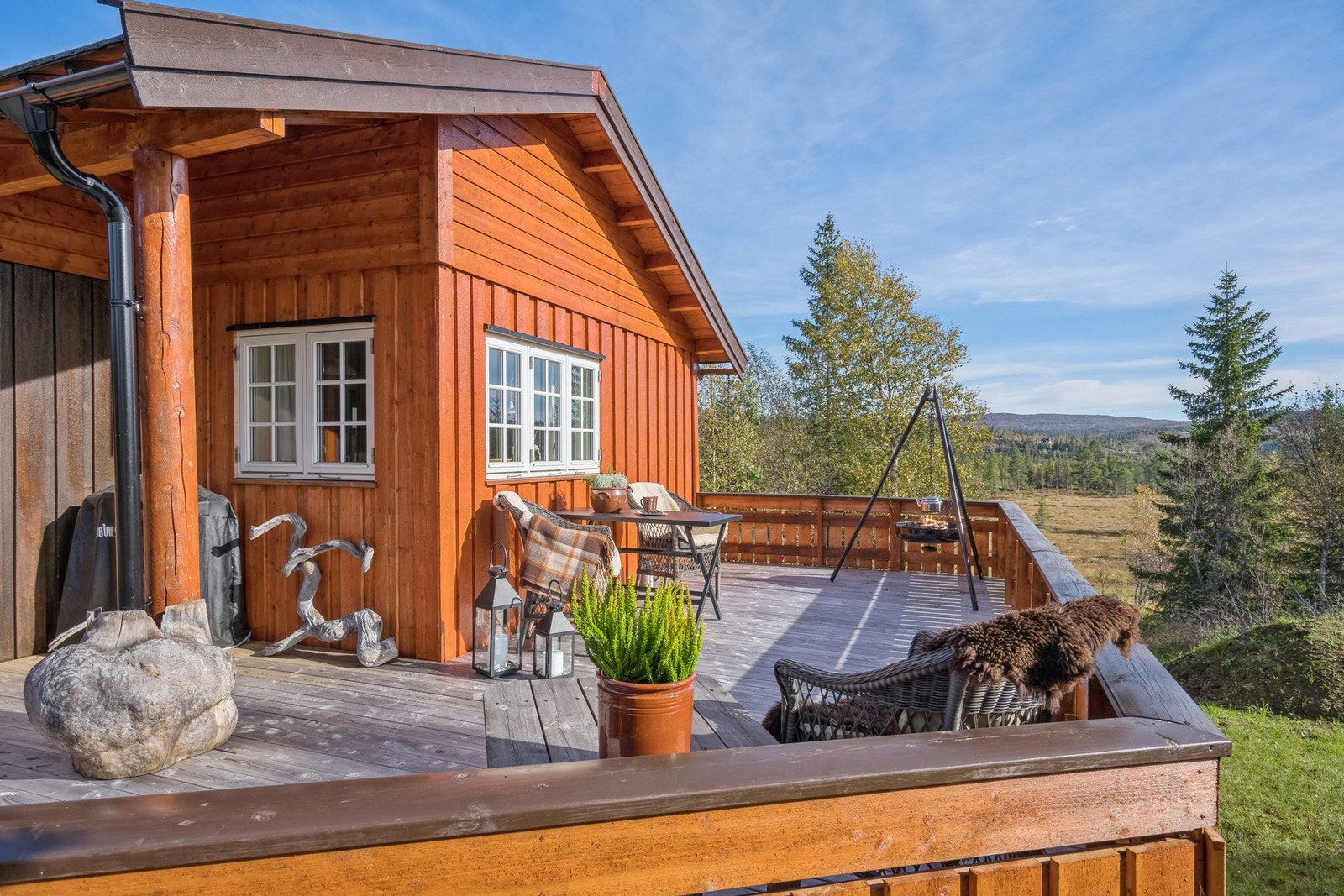 Stor solrik terrasse med flott utsikt. Galleribilde