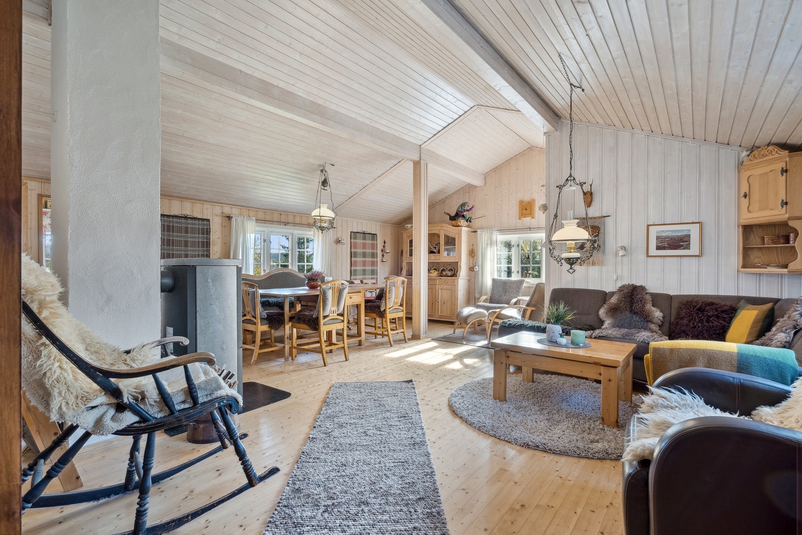 Det er god takhøyde på stua. Galleribilde