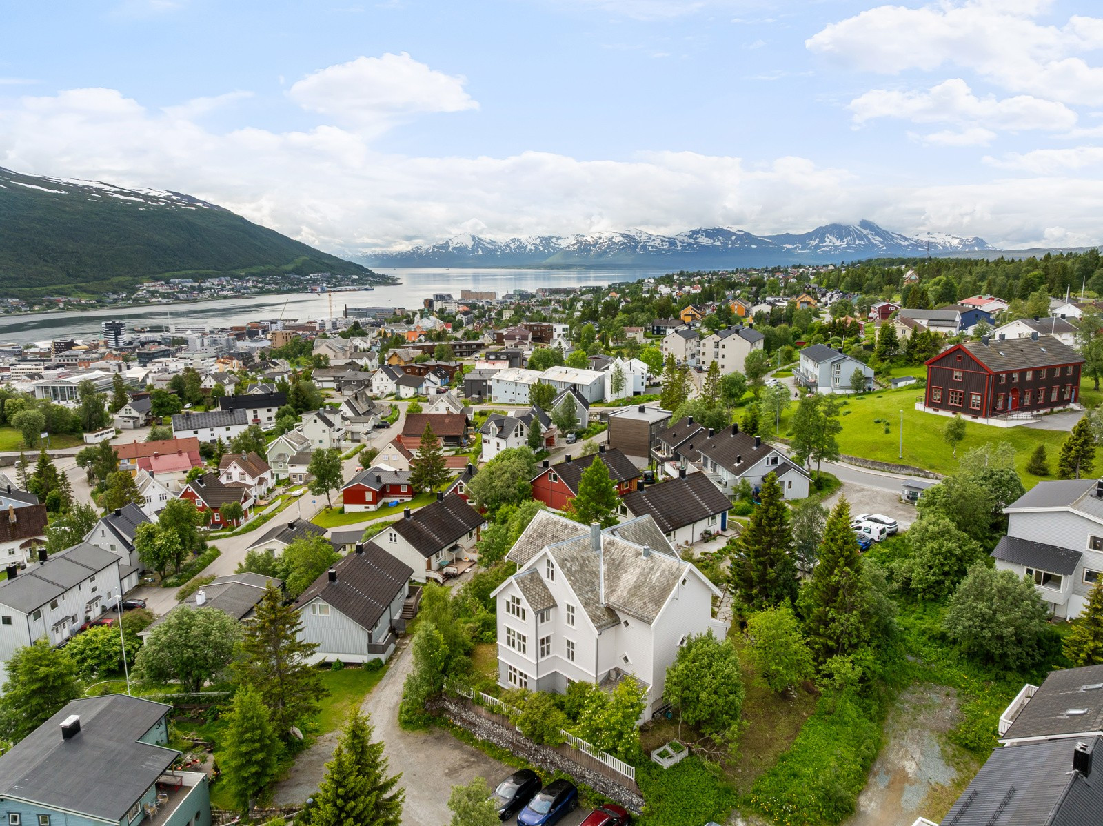 Boligen ligger i Øvre sentrum som er et attraktivt boområde med nærhet til alt av sentrums fasiliteter samt flotte turomrder, skole, barnehage, dagligvare m.m.