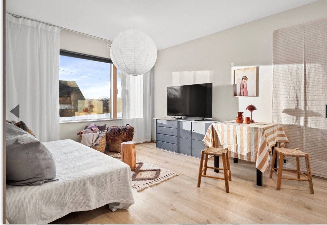 Lys og fin stue, stort vindu som gir mye lys Galleribilde