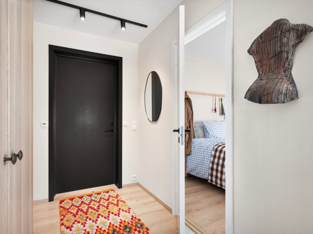 Entre er innredet med garderobeskap Galleribilde