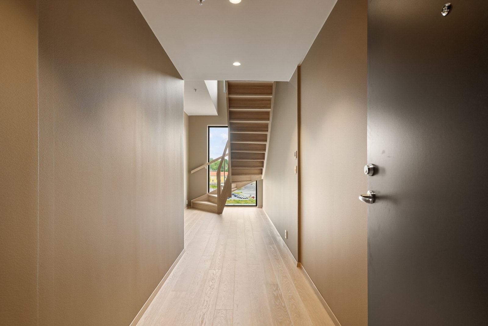 Det er også inngang fra 8. etg. Trappen leder deg opp til leilighetens oppholdsrom Galleribilde