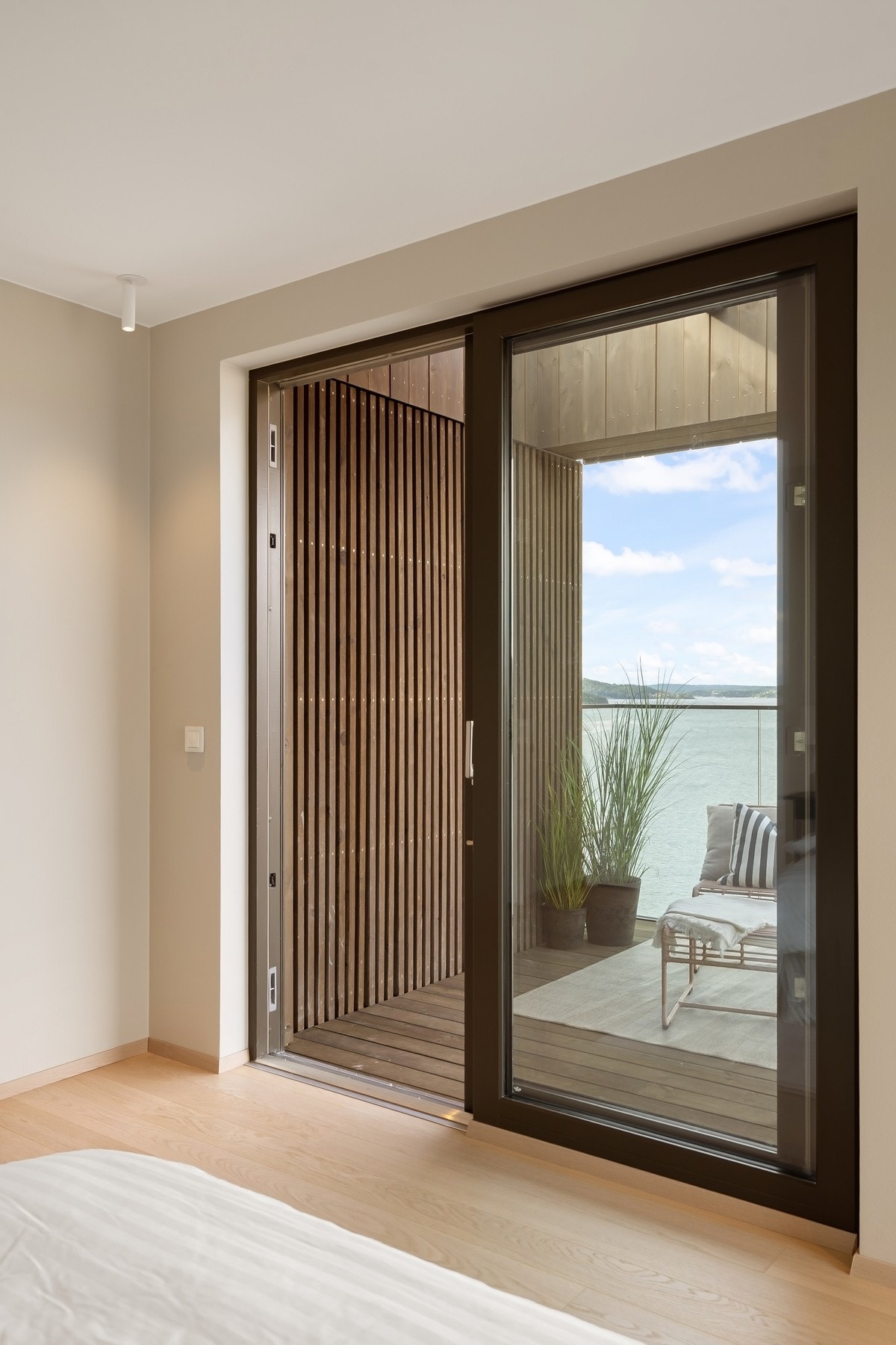 Fra soverommet er det utgang til en terrasse Galleribilde