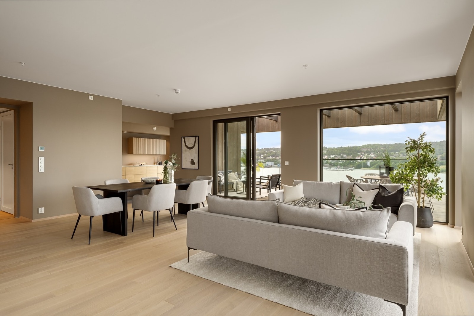 Det er plass til sofa, spisebord og tilhørende møblement Galleribilde