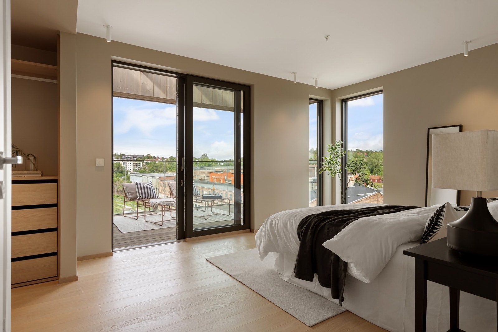 Romslig hovedsoverom malt i en behagelig og nøytral tone Galleribilde