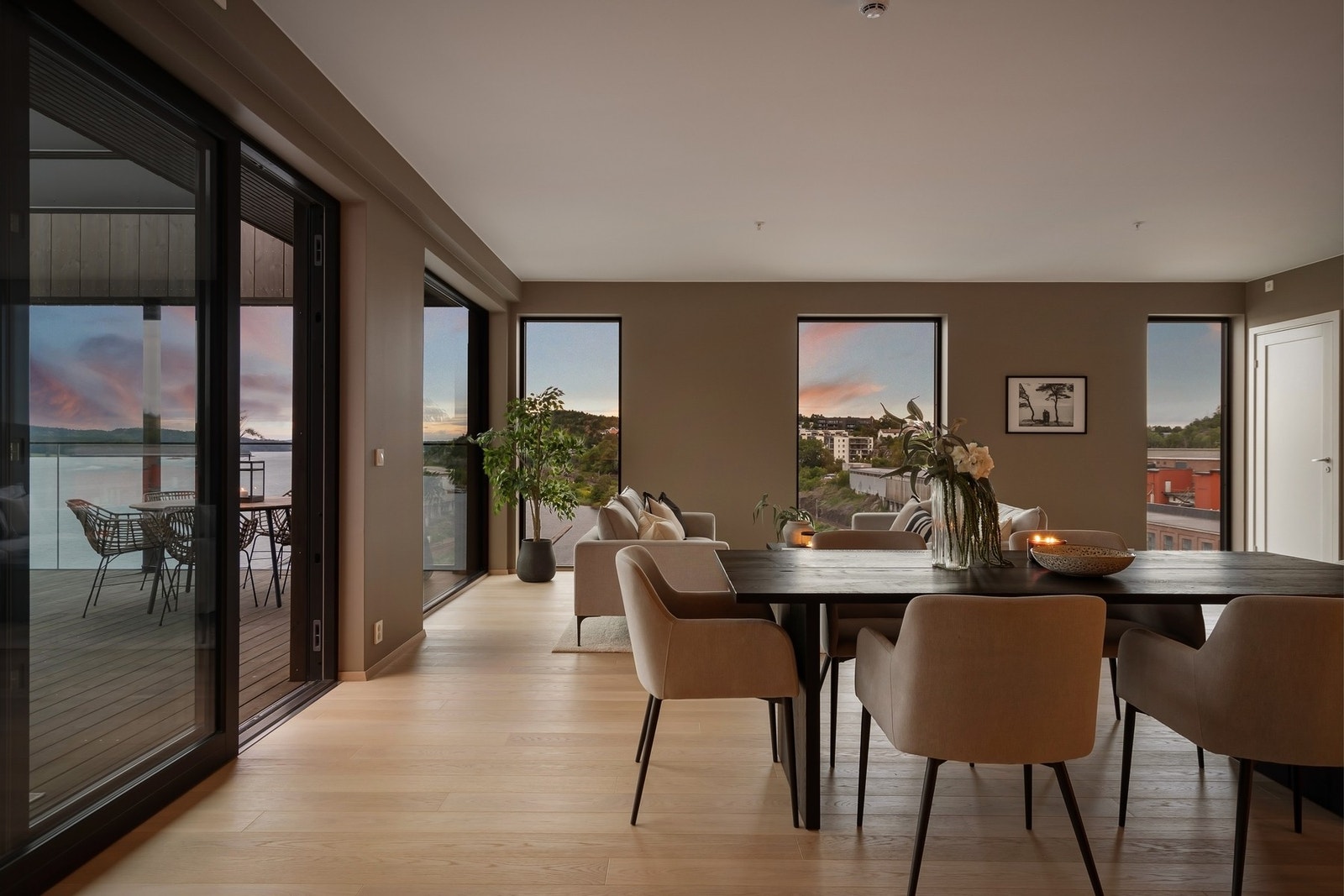 I stuen har du lysinnslipp fra to himmelretninger Galleribilde