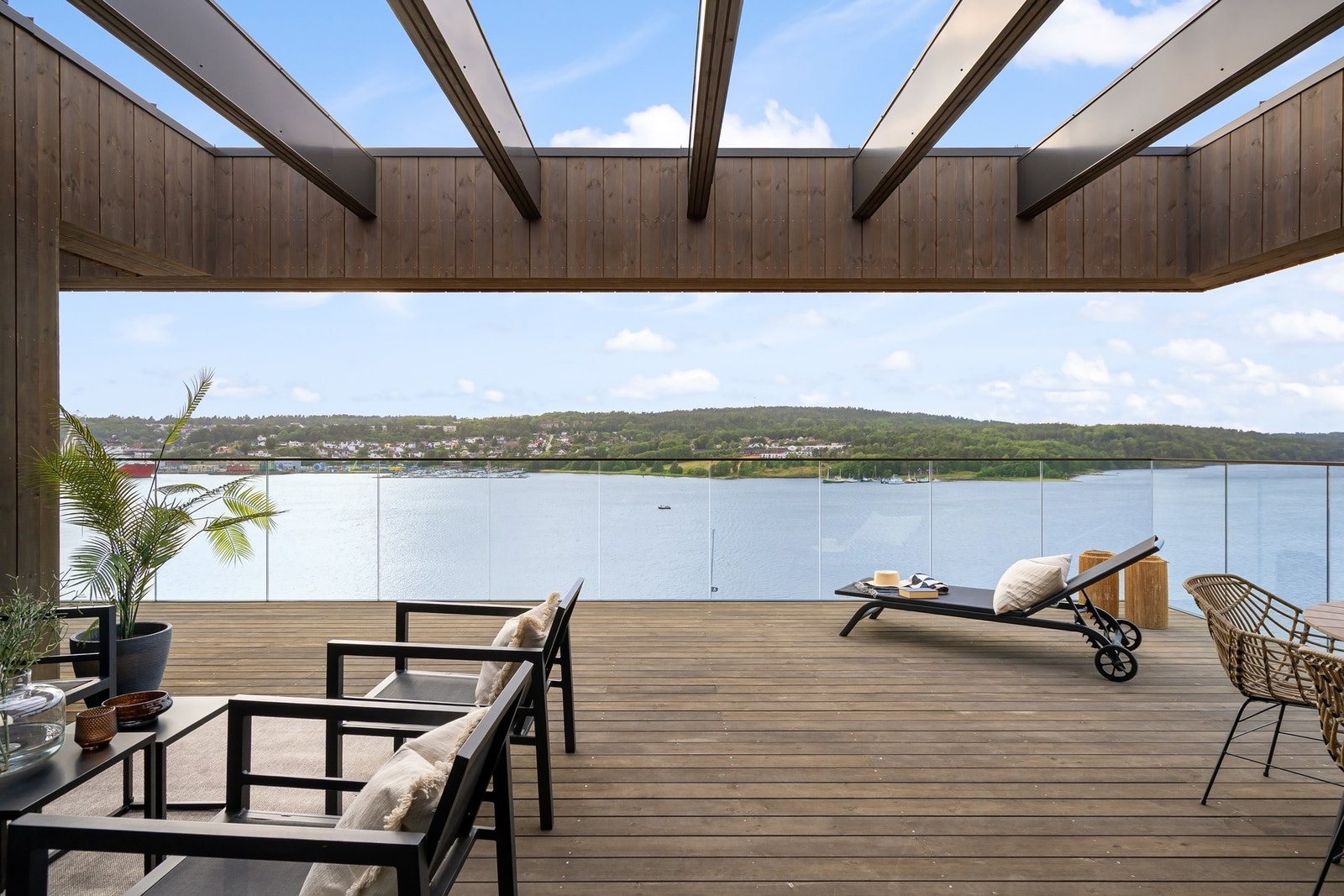 Fra stuen er det utgang til den store terrassen Galleribilde