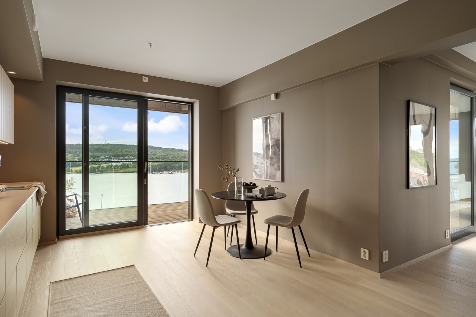 Det er plass til et spisebord på kjøkkenet og det er også utgang ut til den store terrassen Galleribilde