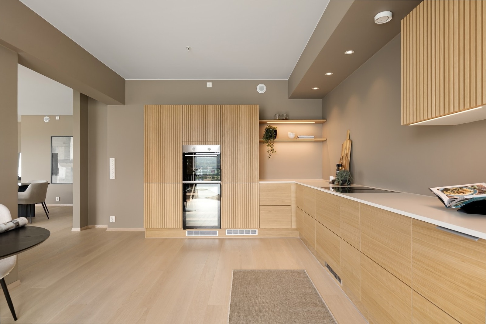 Kjøkkenet byr på rikelig med oppbevaringsplass både i over- og underskap, samt rikelig med benkeplass Galleribilde