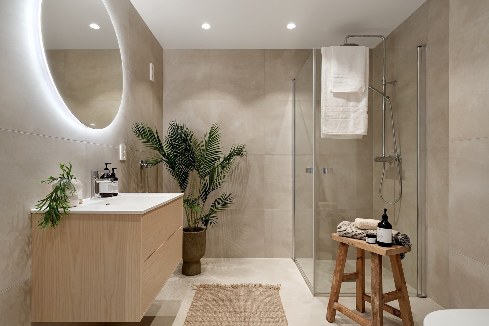 Hovedbadet følger samme stilrene og gjennomføre uttrykk som badet i hovedsoverommet Galleribilde