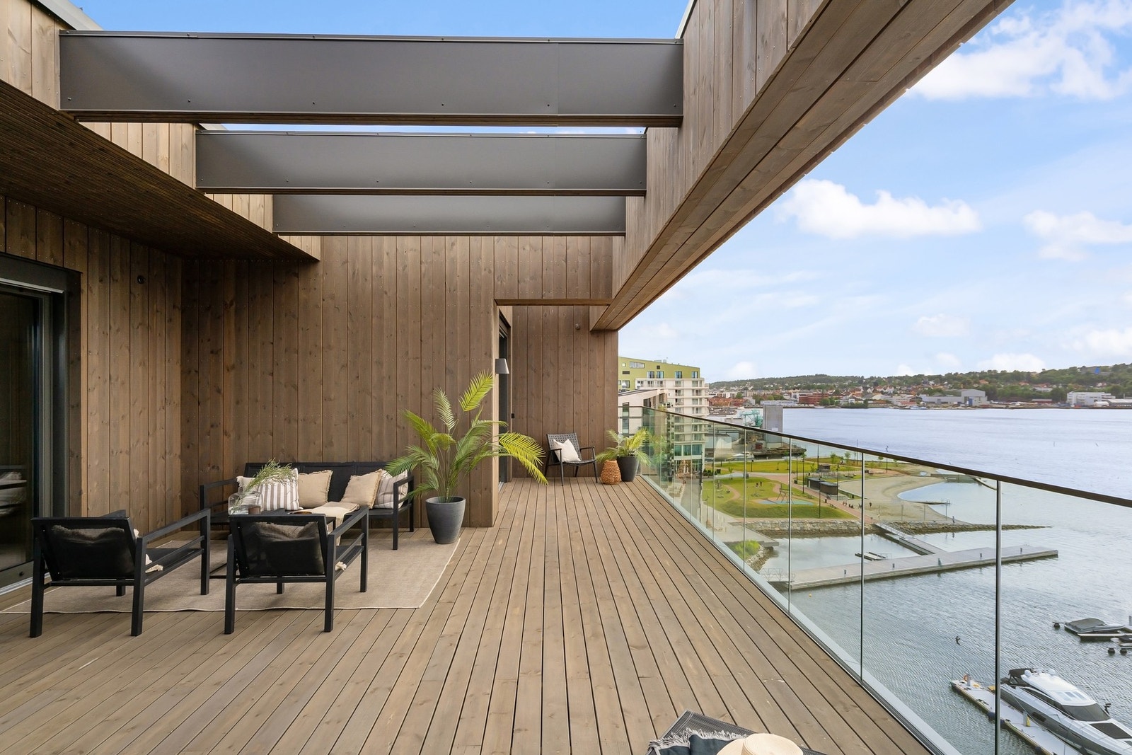 Her vil du garantert trives! Innglassing leveres og monteres i sommer. Galleribilde