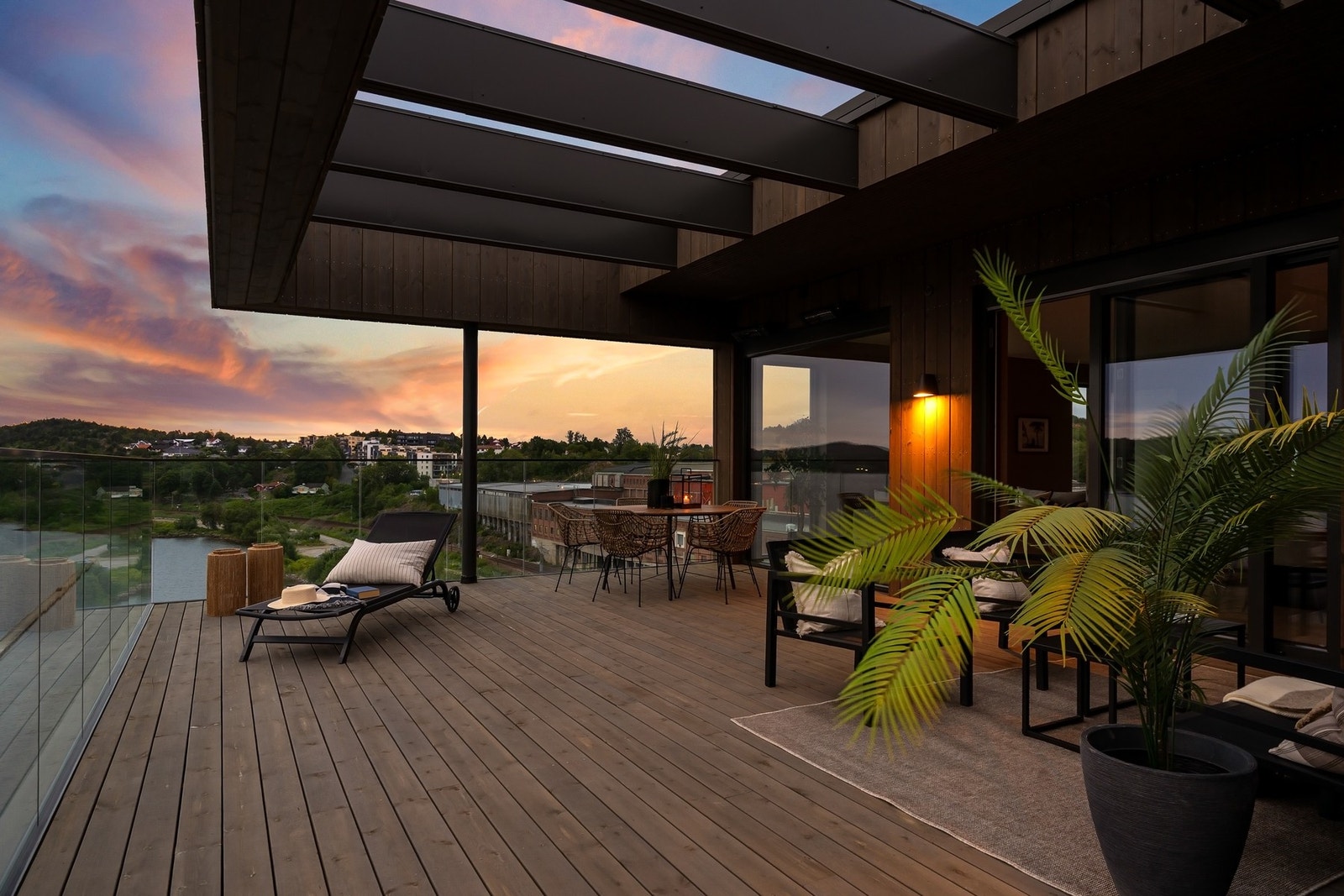 Med denne terrassen og fantastiske utsikten som den byr på, kommer du til å tilbringe mye tid ute Galleribilde