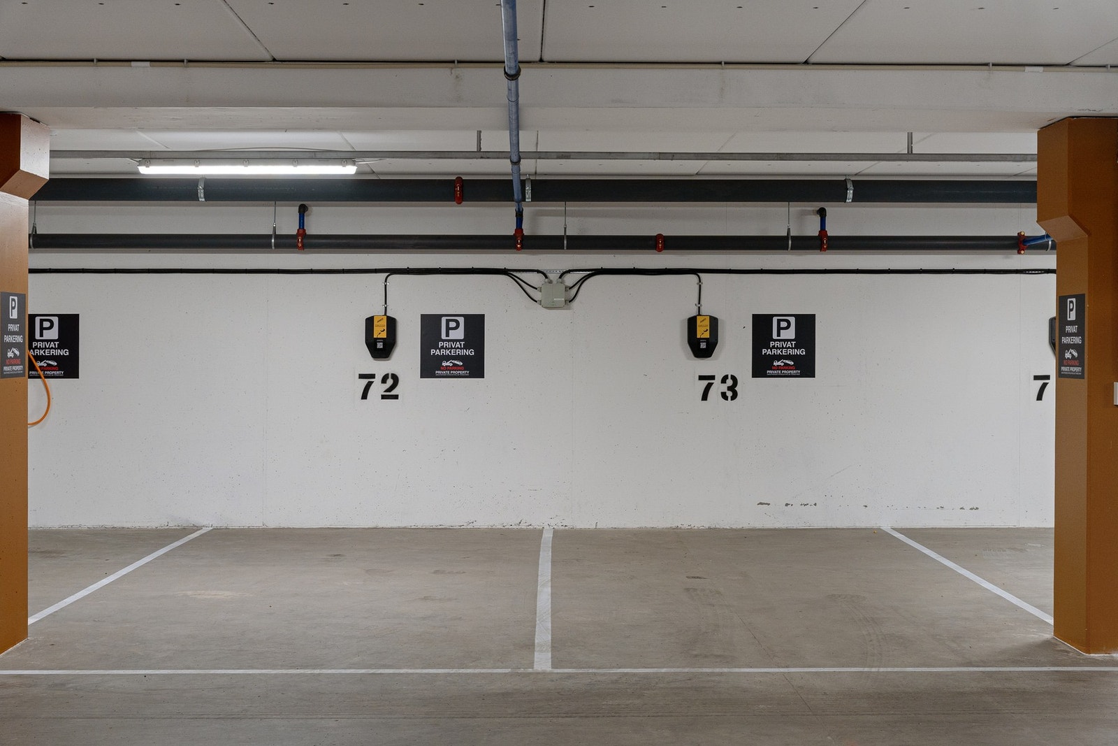 Det medfølger to parkeringsplasser ved siden av hverandre i garasjeanlegg i kjelleren Galleribilde