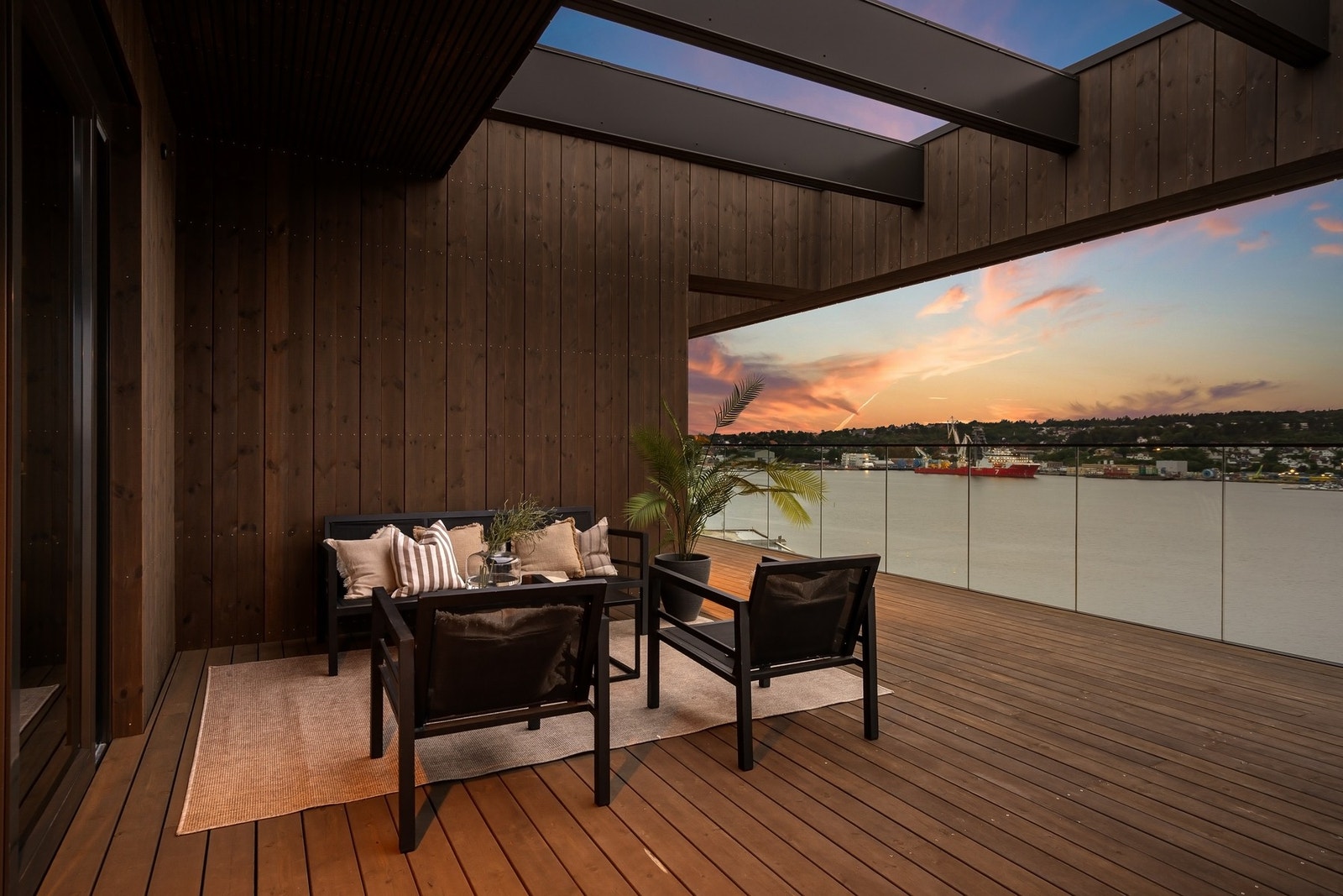 Her ute får du virkelig følelsen av å være på toppen - med fantastisk utsikt over sjøen, båtlivet og horisonten Galleribilde