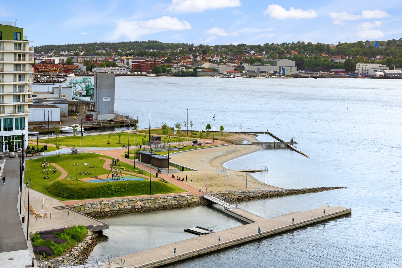 Et steinkast unna finner du bystranda Galleribilde