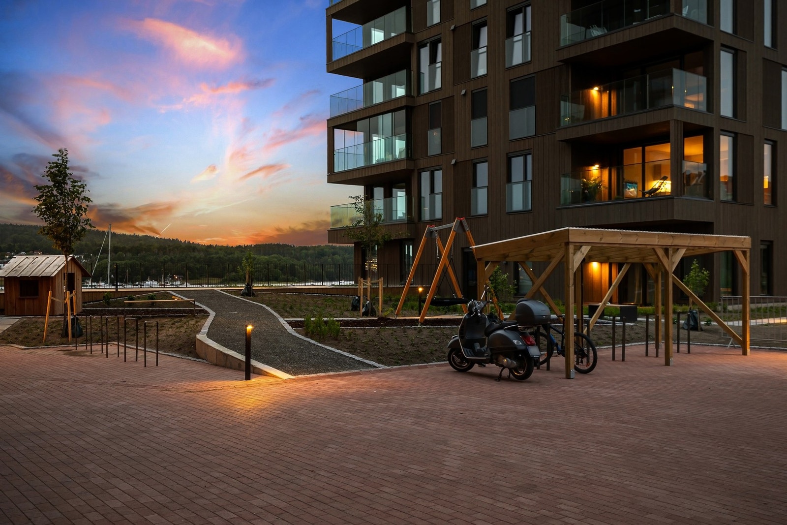 Det er både lekeplass, promenade og sittegruppe Galleribilde