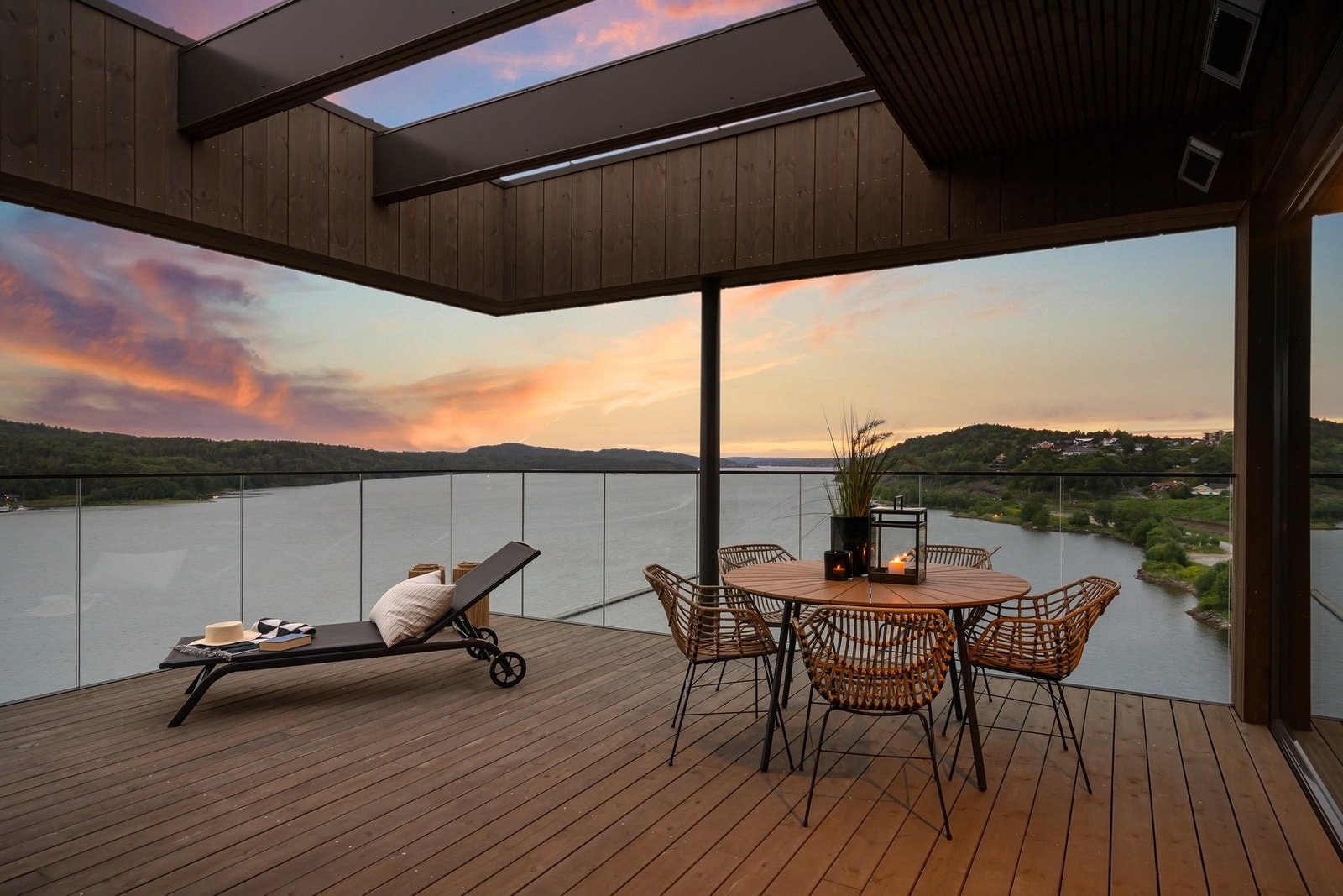 Terrassen inviterer til fine solnedgagner og har overbyggede partier, innglassing monteres i løpet av sommeren Galleribilde