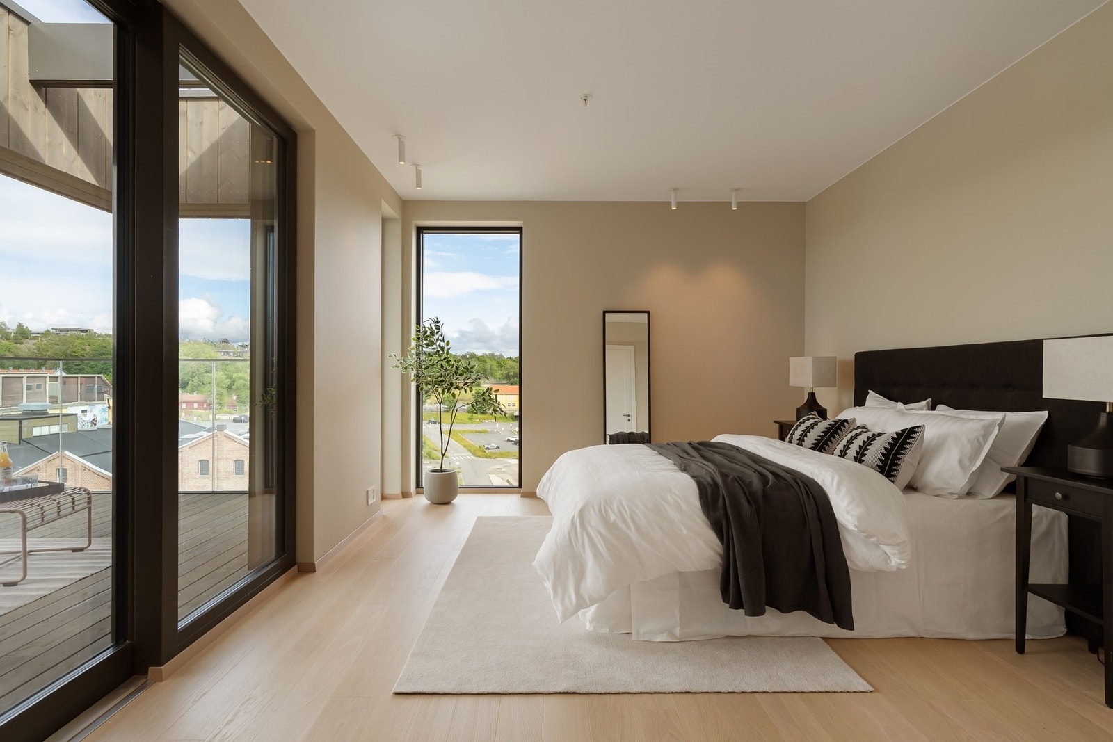 Hovedsoverom med utgang til terrasse med morgensol Galleribilde