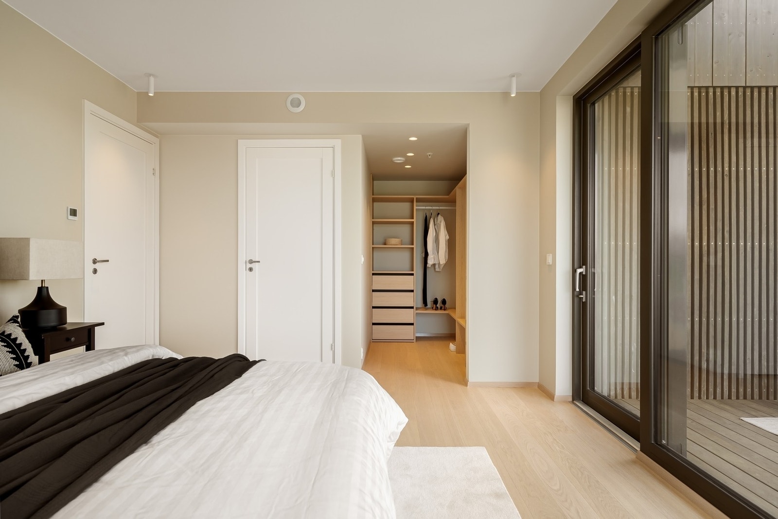 Hovedsoverommet har tilgang til walk-in closet, samt eget bad Galleribilde