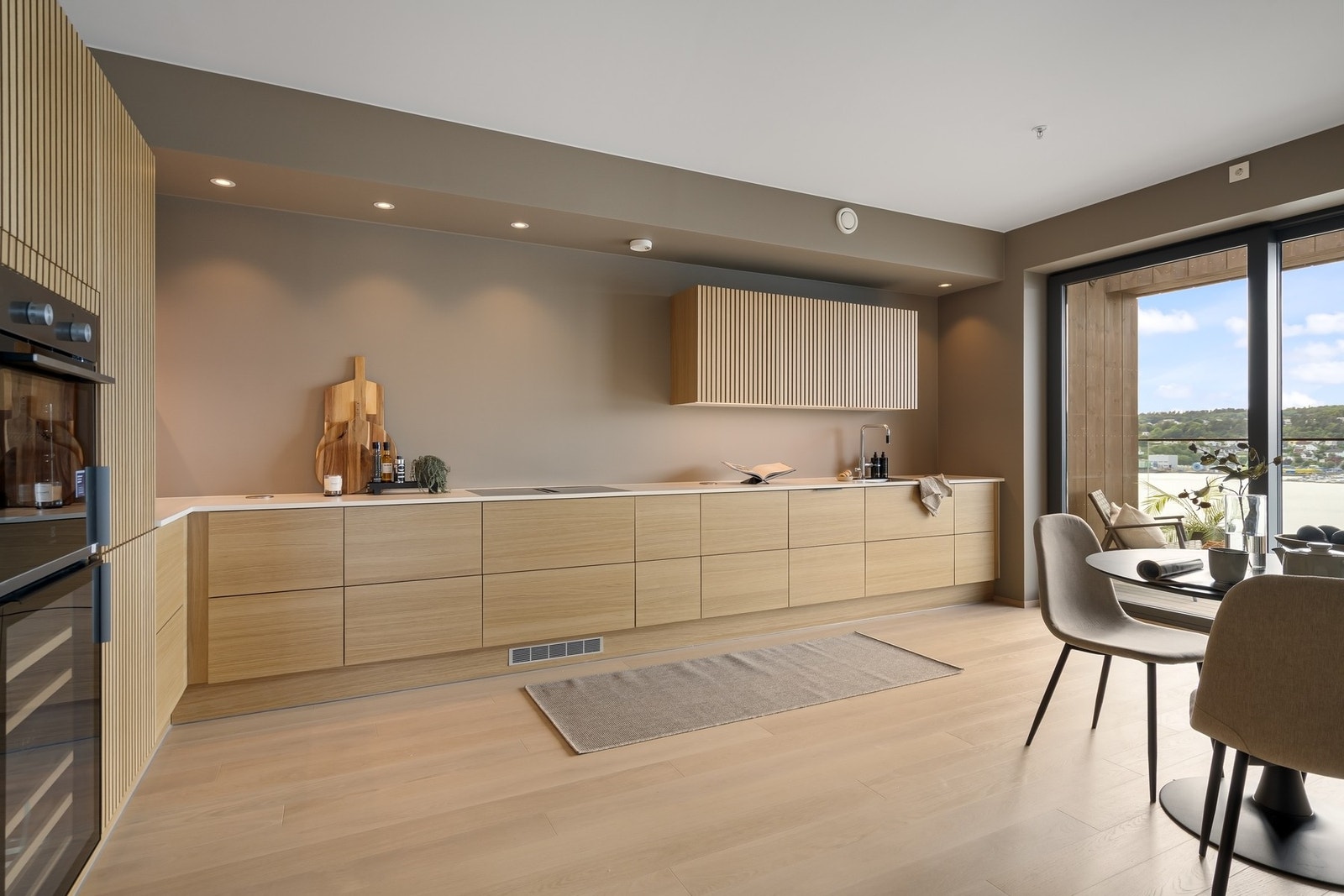 Stilrent, flott og stort kjøkken fra JKE Design/Halvor Bakke i stilen lys pir Galleribilde