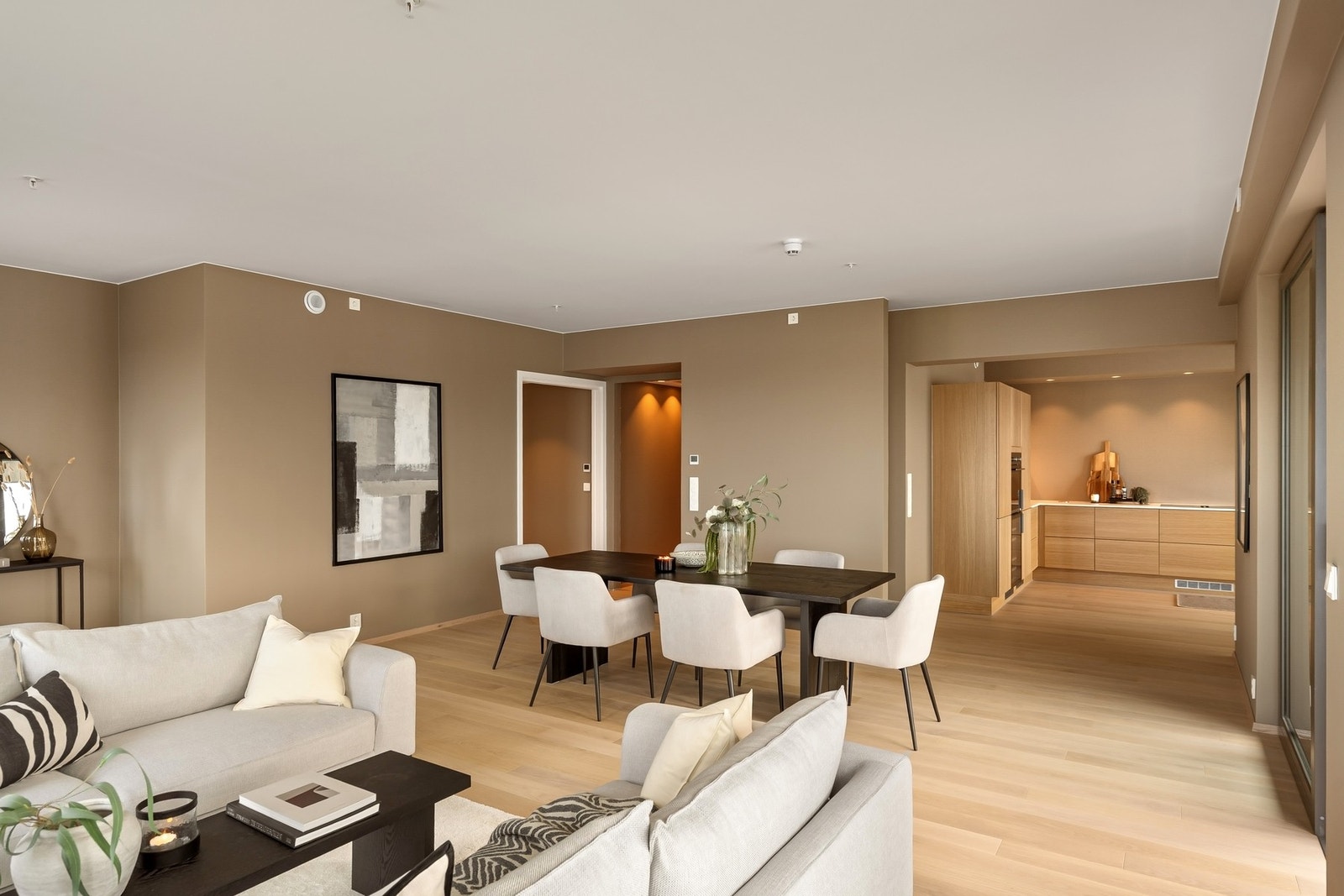 Kjøkkenet ligger i åpen løsning til stue Galleribilde