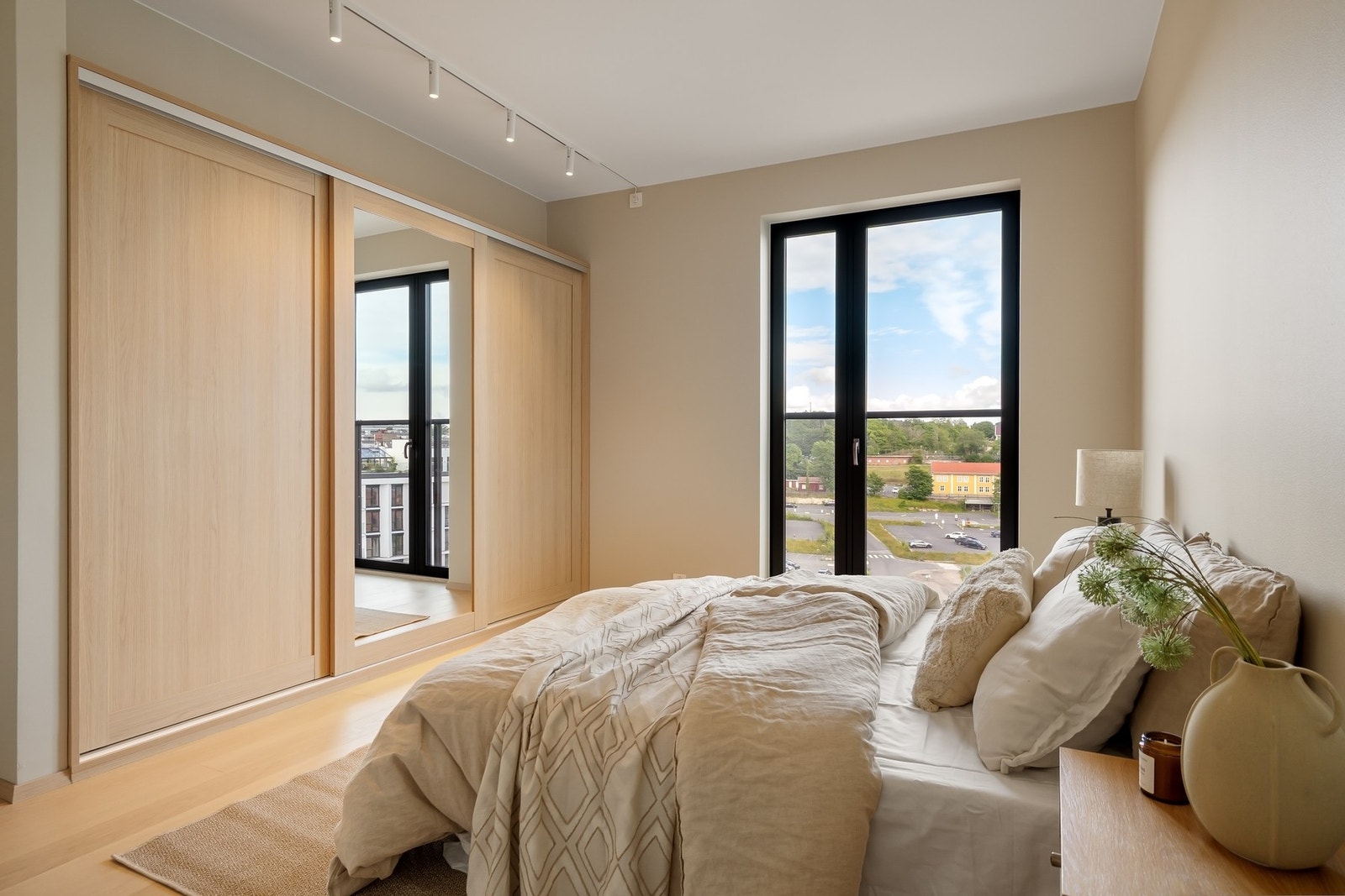 Her får du plass til dobbeltseng, godt med lysinnslipp og god plass til oppbevaring i skyvedørsgarderoben Galleribilde