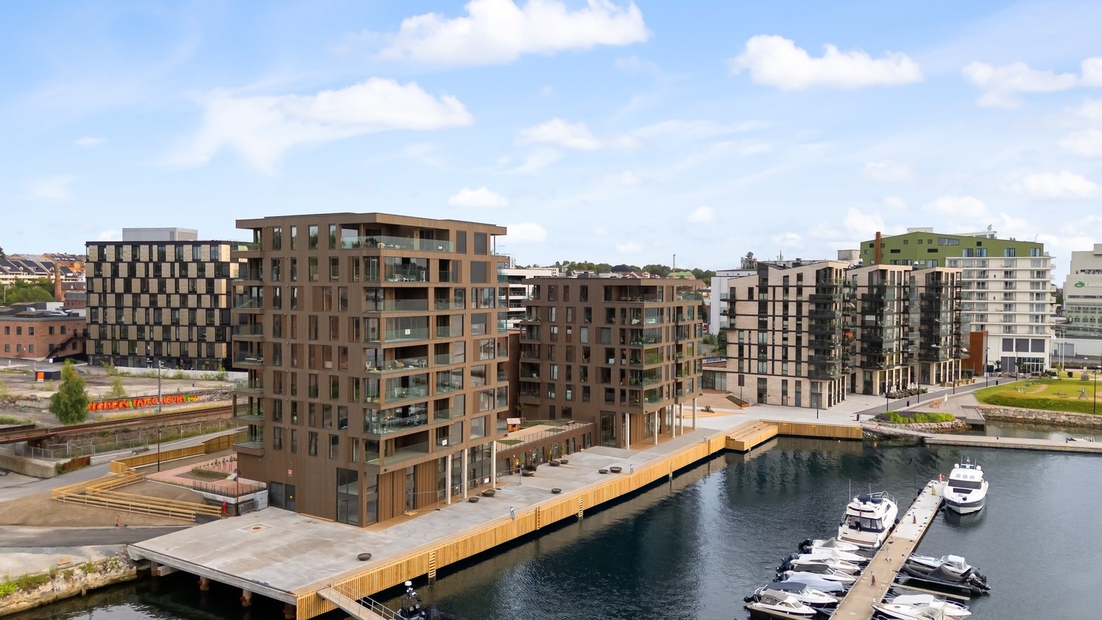 Leiligheten ligger i byggets toppetasje Galleribilde