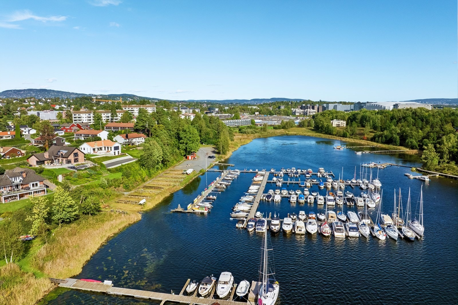 Båtlivet ligger nært med Holtekilen båthavn innen gangavstand. Tilrettelagt gangadkomst over gnr. 14 bnr. 434 (Michelets vei 62) ned til strandsonen, samt anledning til å benytte friområdet til opphold. Galleribilde