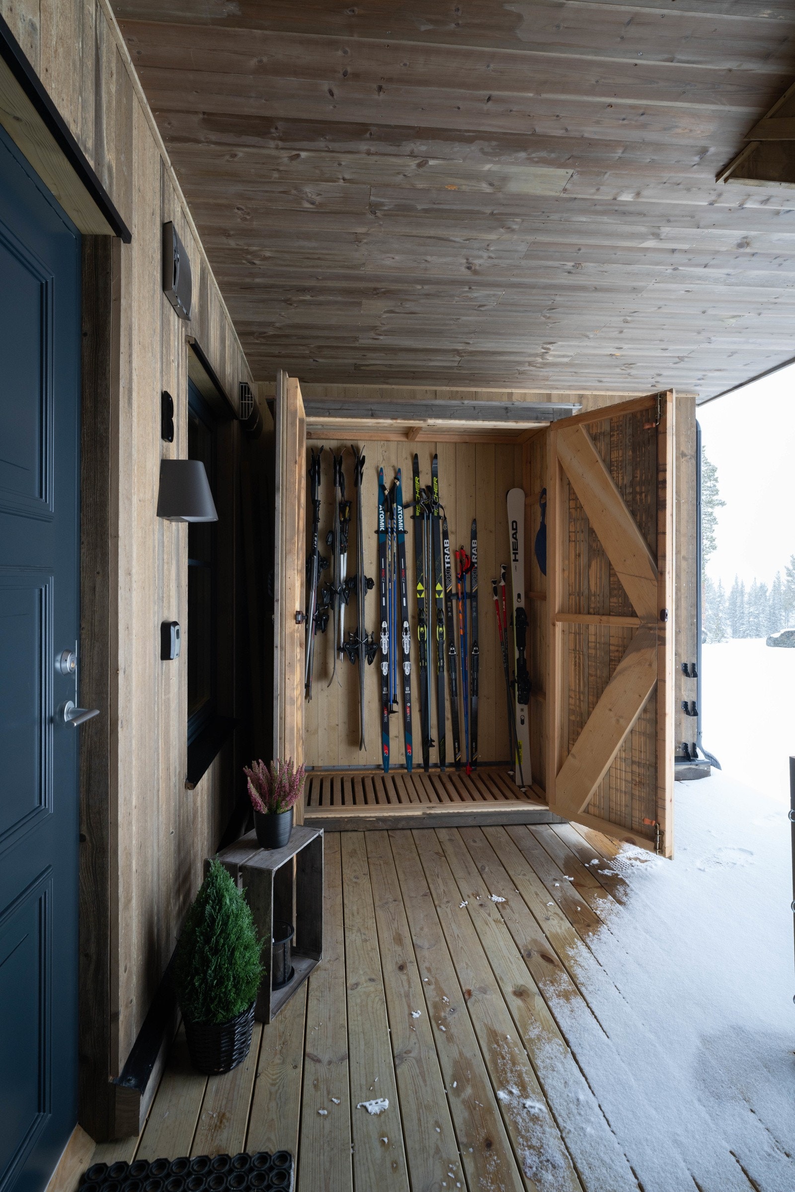 I tillegg er det en skapbod ved inngangspartiet til lagring av skiutsyr, m.m. Galleribilde