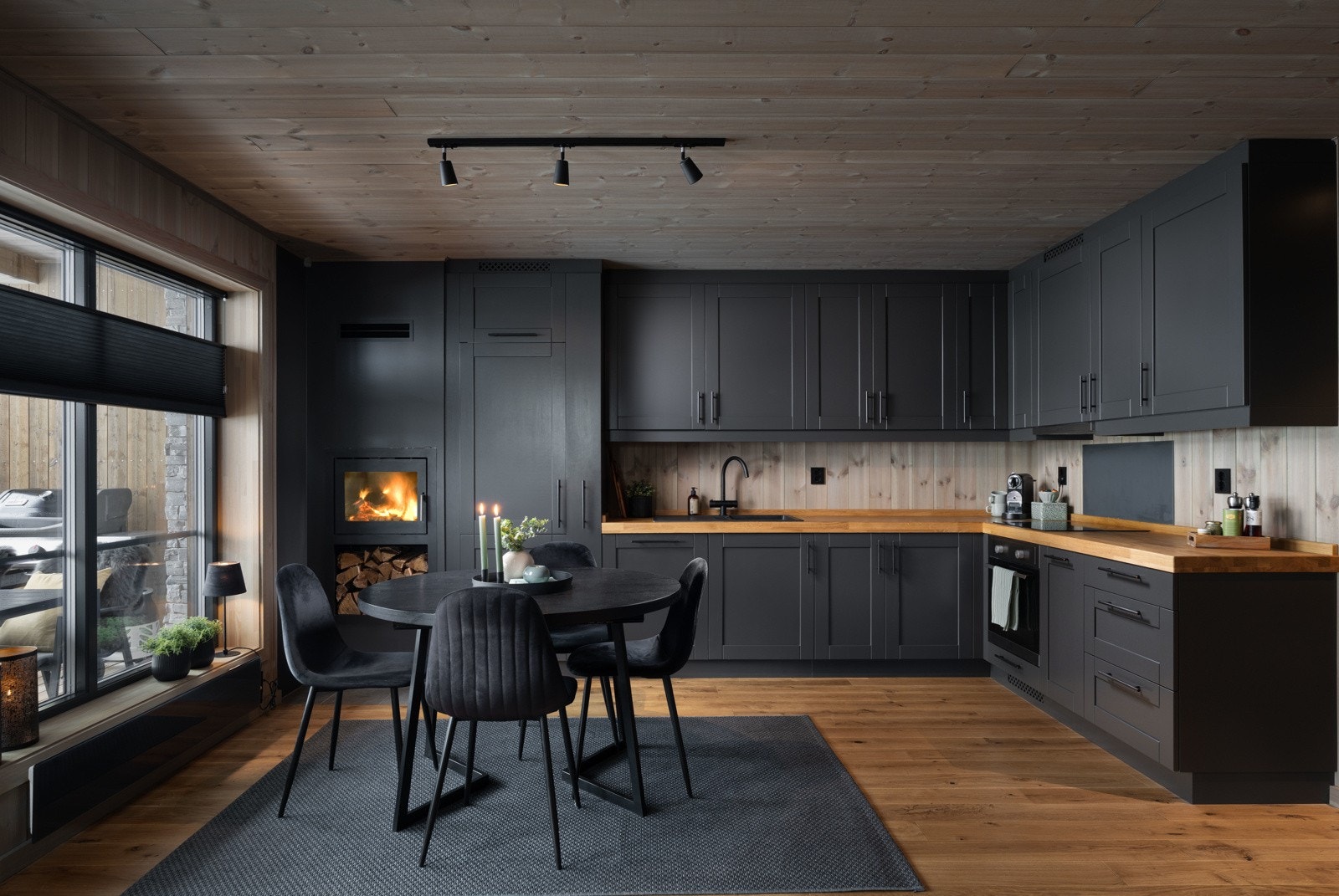 Moderne og stilrent kjøkken med funksjonelle løsninger og integrerte hvitevarer Galleribilde