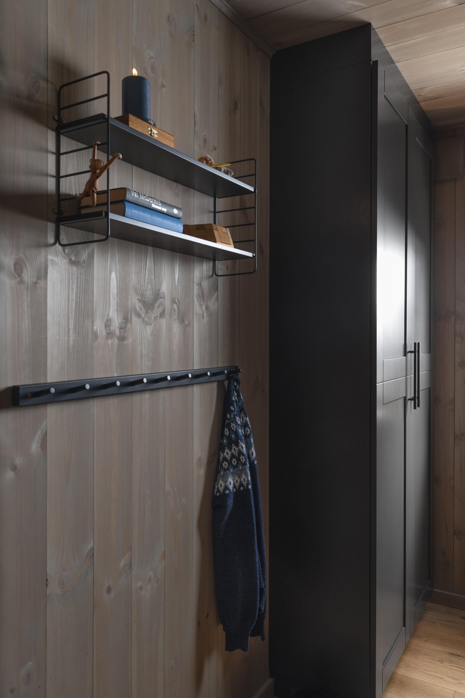 Alle soverom er møblert med fastmonterte garderobeskap Galleribilde