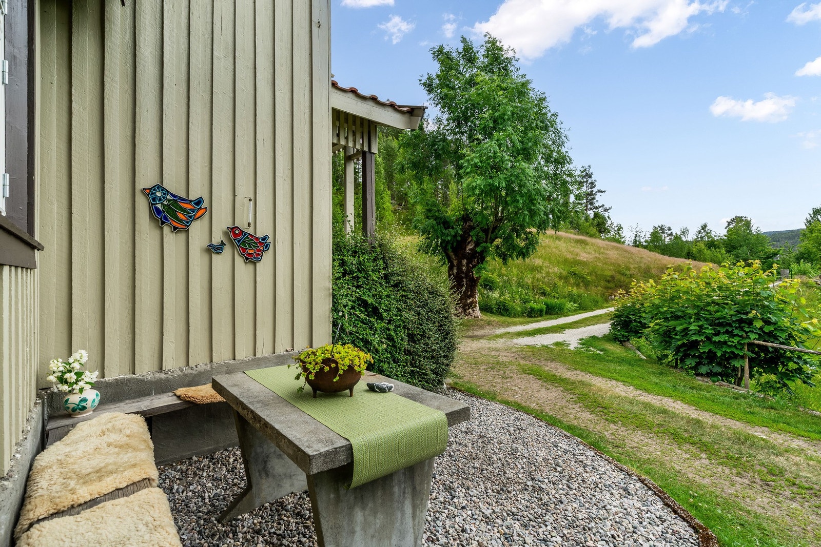 Flere fine uteplasser, lune kroker, solfylte steder eller ett sted å nyte utsikten over eiendommen! Galleribilde
