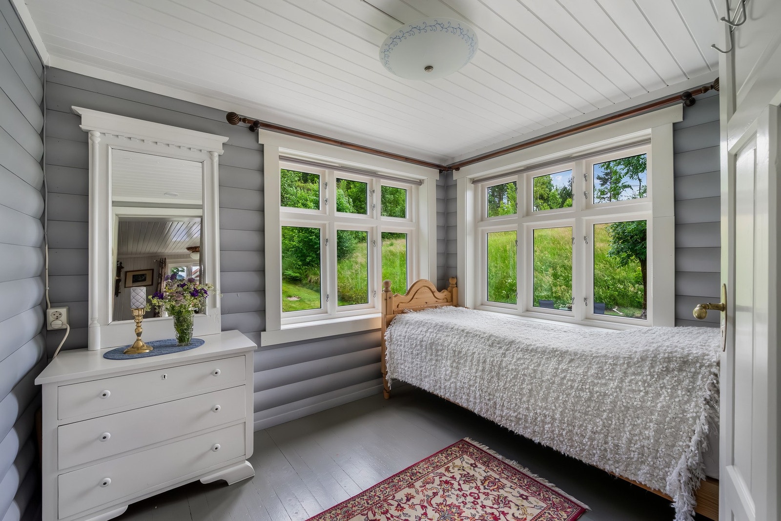 Innenfor stue og kjøkken ligger det ett lyst og innbydende soverom. Galleribilde