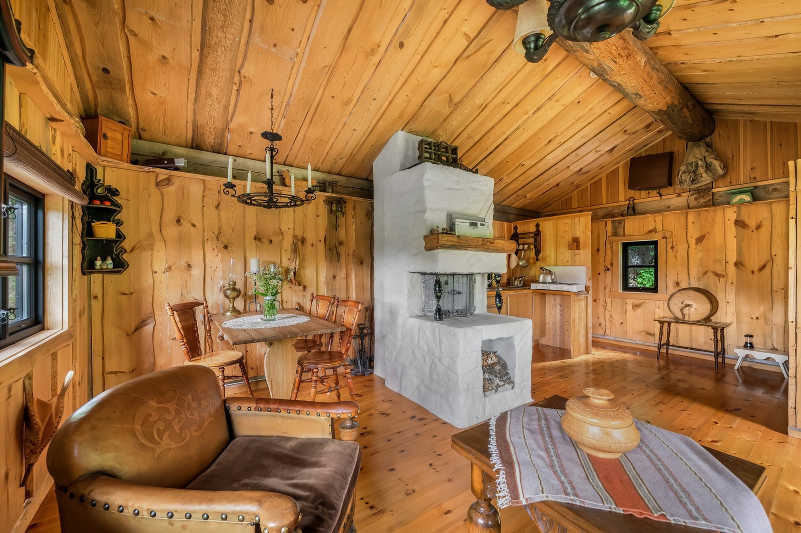 Innredet med sitteplasser, kjøkkeninnredning og himmelseng. Galleribilde