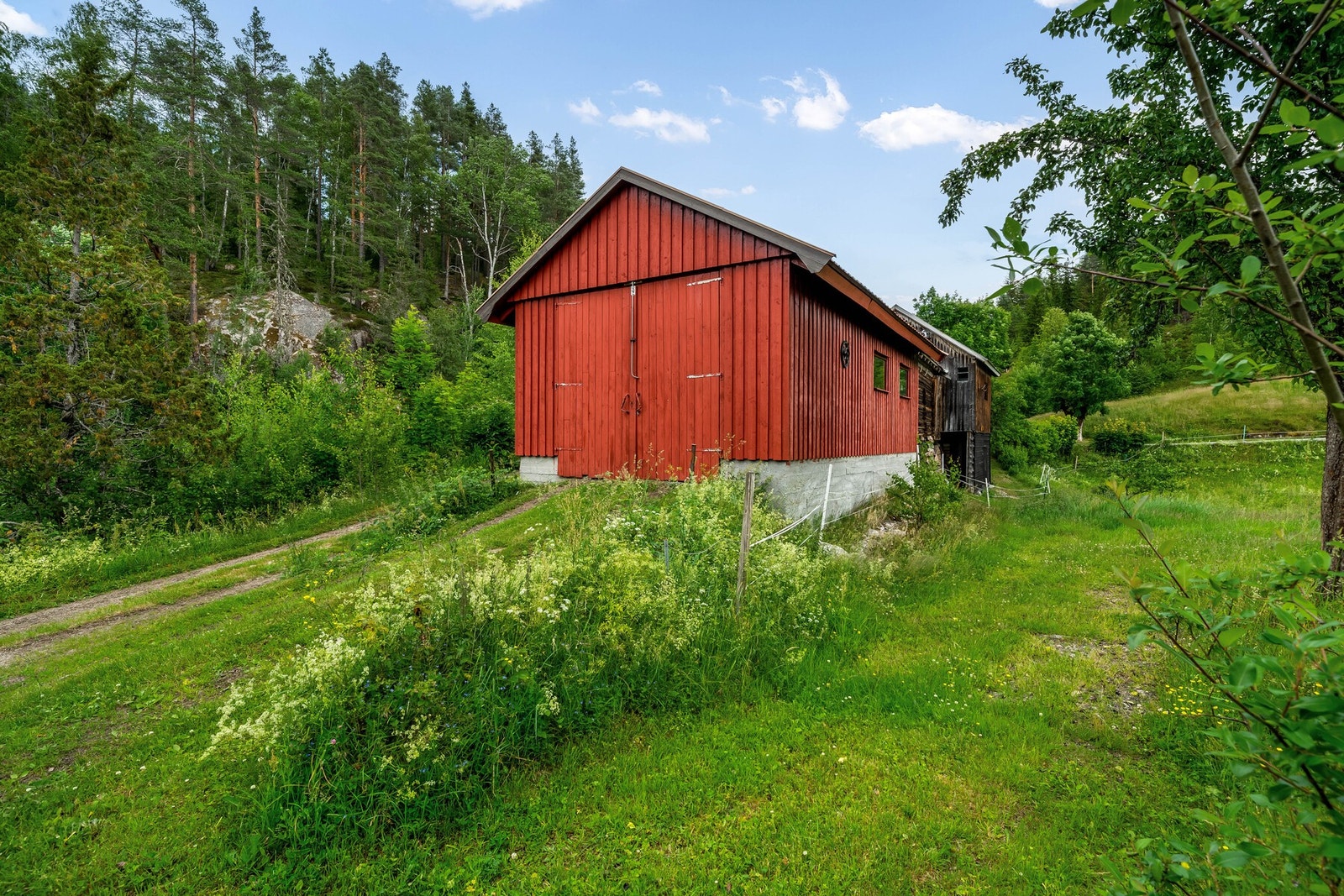 Garasje på 45m² fra 1995, med støpt gulv. Her er god plass til redskaper eller kjøretøy. Galleribilde