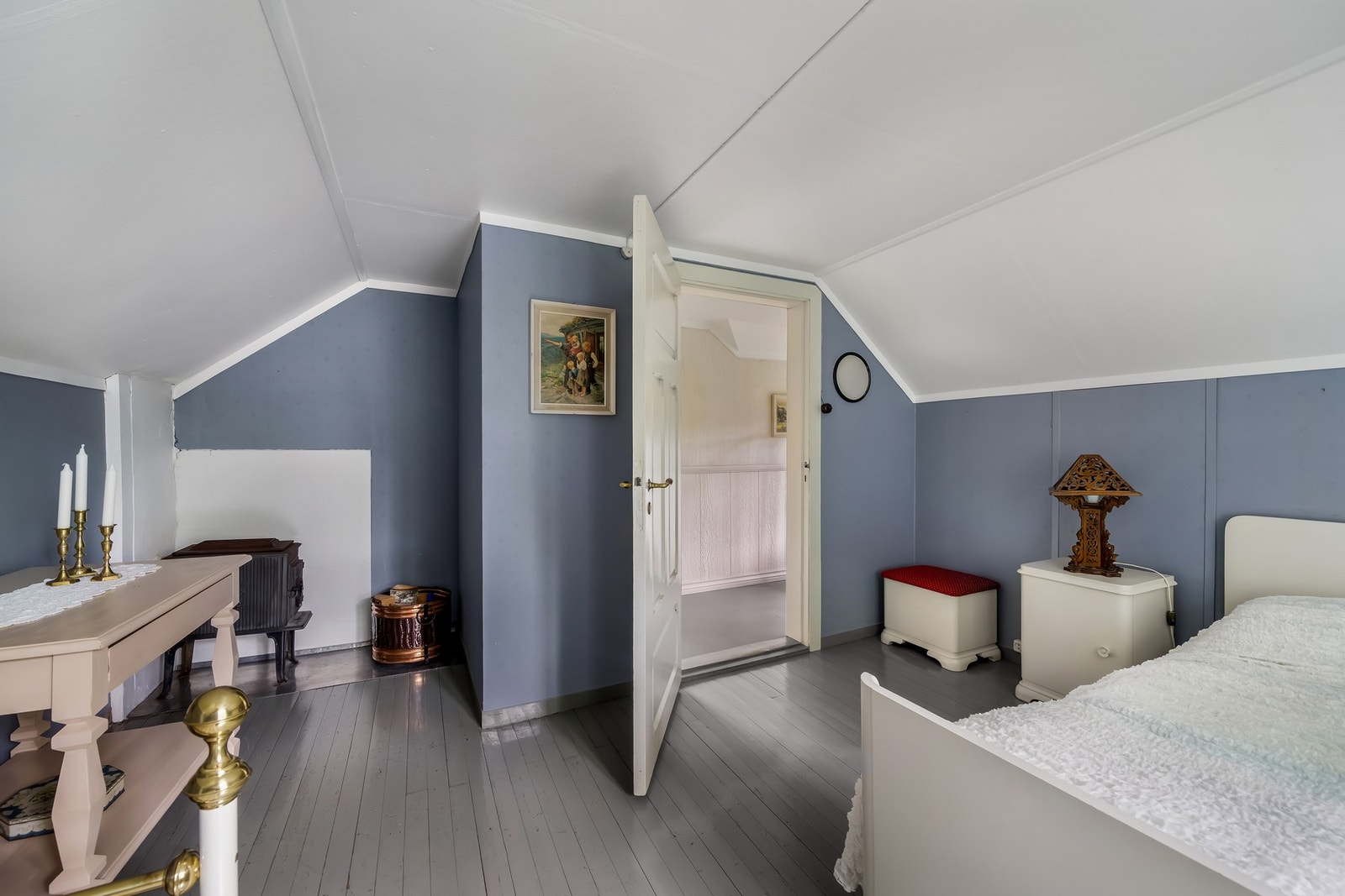 Soverom 1 er malt i en fin blåfarge, lunt og svalt. Galleribilde