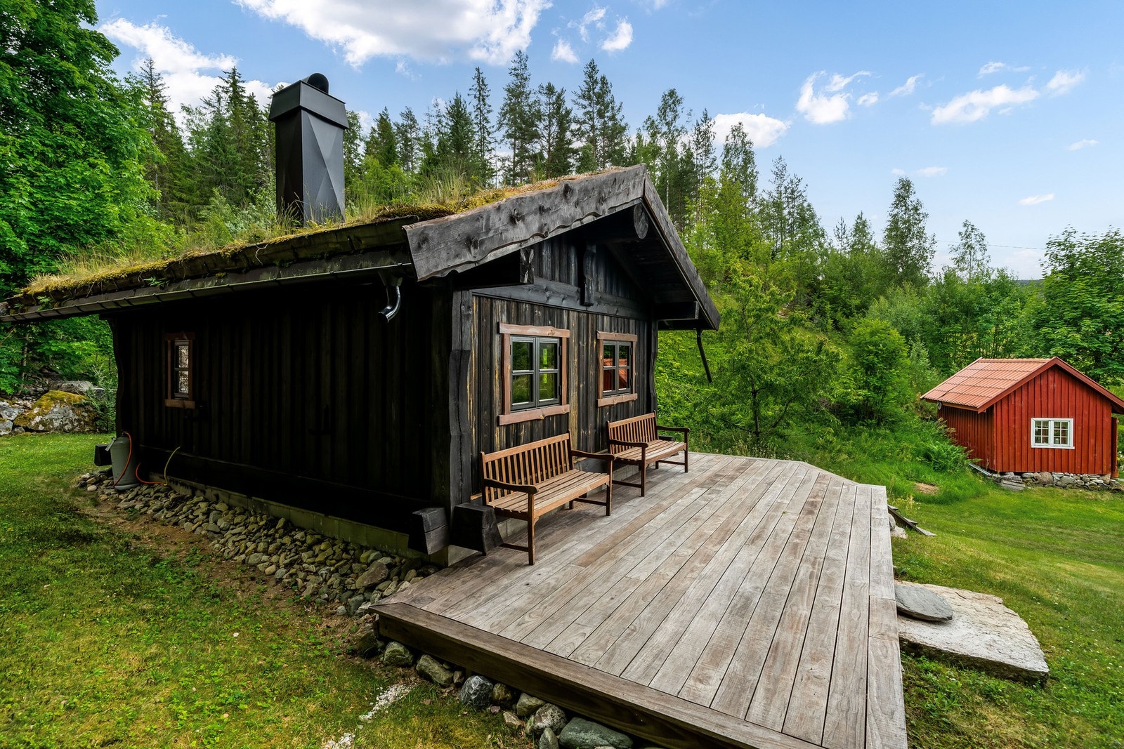 Anneks bygget i stav og laft, her er det innlagt kaldtvann og strøm. Til høyre i bildet ser vi bryggerhuset. Galleribilde