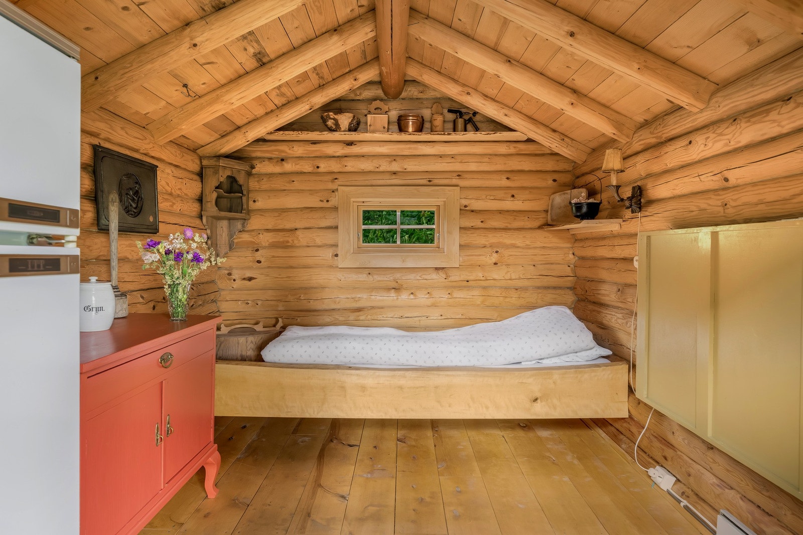 Stabburet er innredet med sengeplasser. Galleribilde