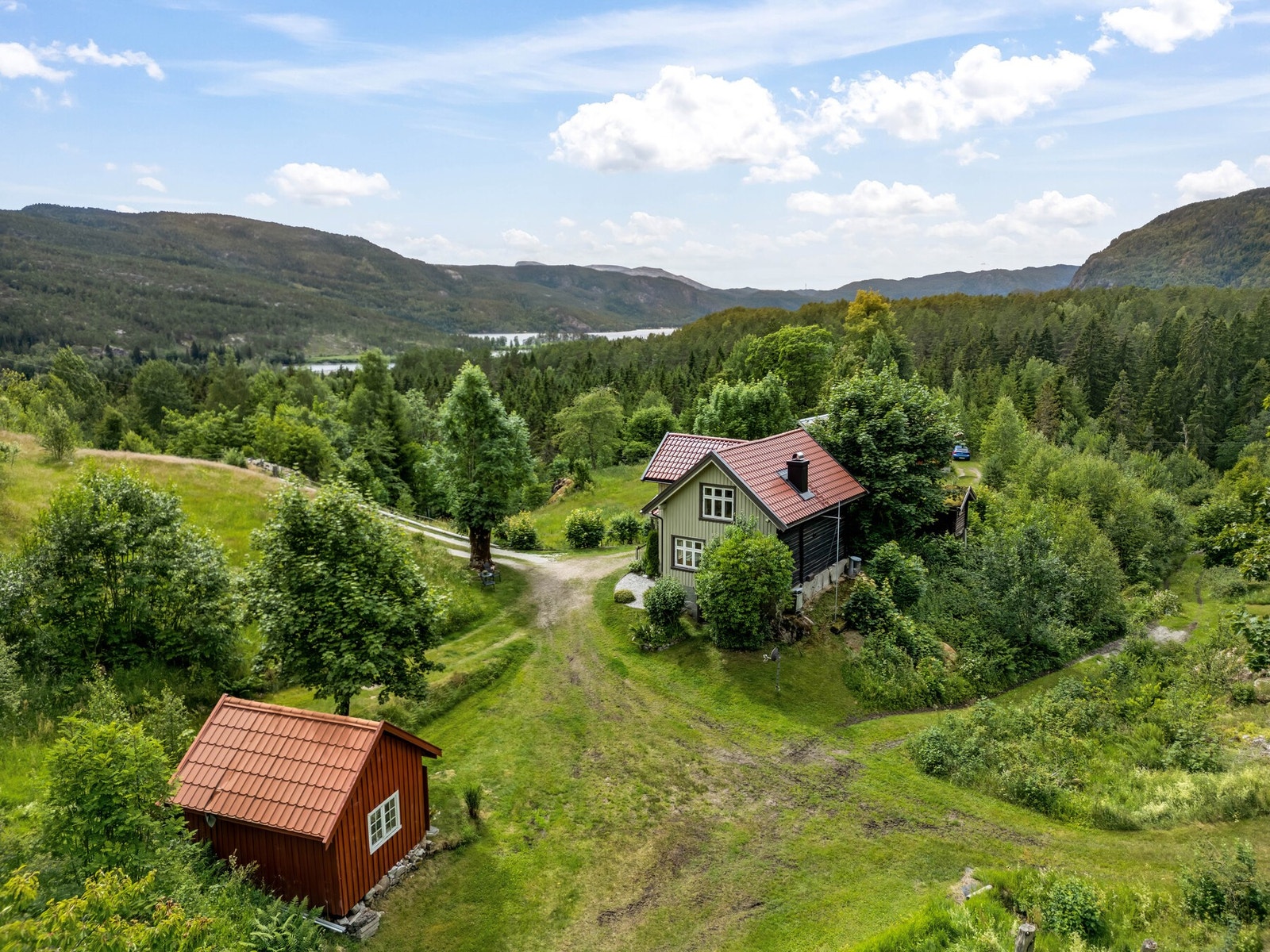 Idyllisk småbruk i Brekkegrenda, ved Vefall, midt mellom Bø og Seljord. Galleribilde