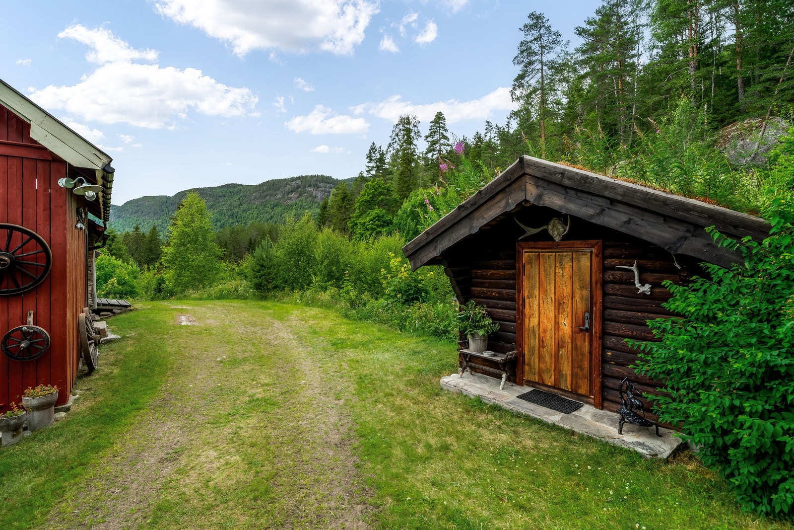 På motsatt side for våningshuset finner vi stabbur, låve og garasje. Galleribilde