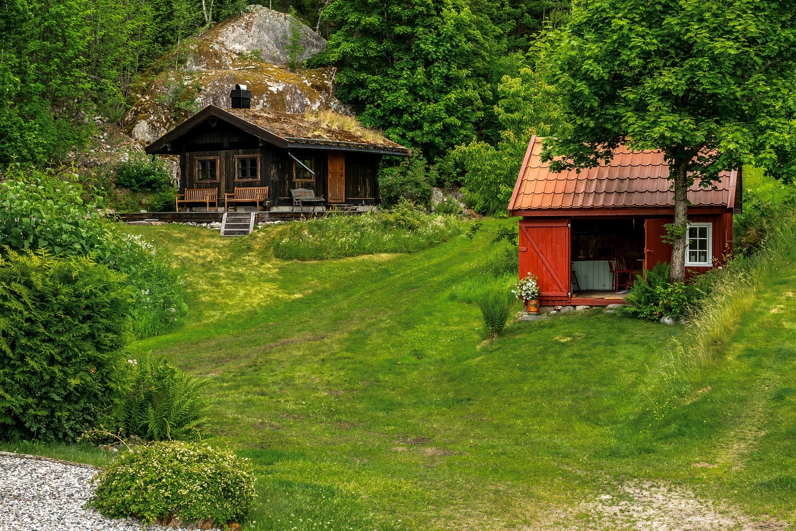 Anneks og bryggerhus ligger til høyre for våningshuset når man kommer kjørende inn i tunet. Galleribilde