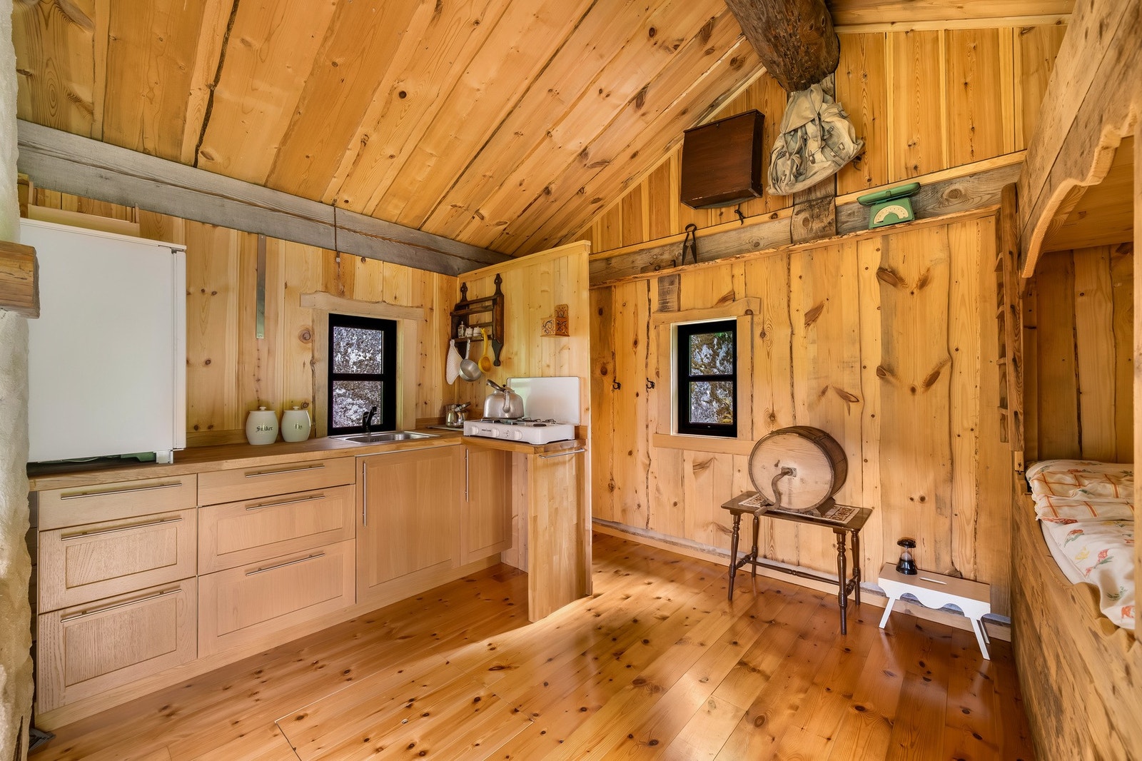 Kjøkkeninnredning med heltre benkeplate og slette fronter. Galleribilde